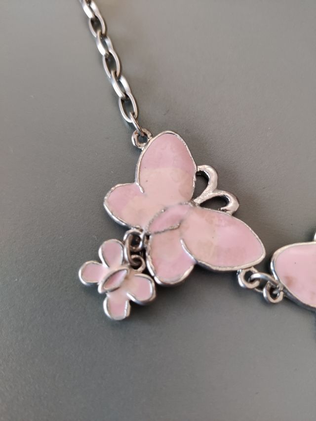 Collana con farfalle rosa in metallo
