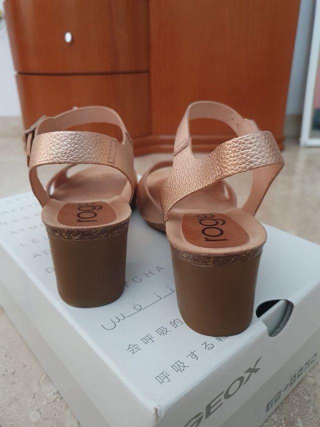 Sandalias de piel. Color oro rosa