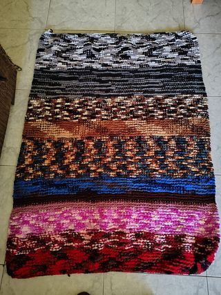 Manta multicolor tejida a mano