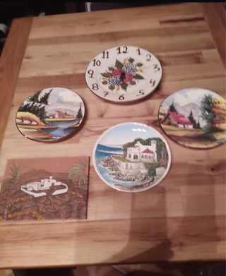 Platos decorativos y reloj de cocina