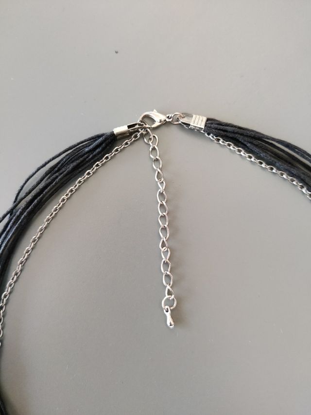 Collana in fasci di cordoncino nero e metallo