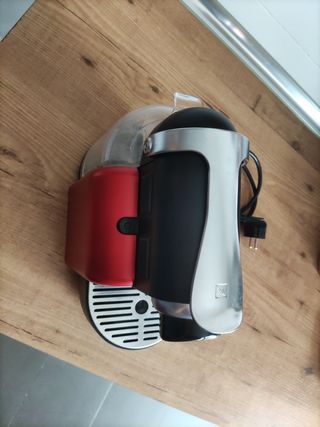 Cafetera Nespresso DeLonghi roja