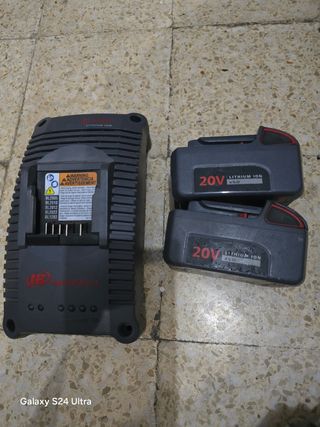 Cargador + 2 baterías Ingersoll Rand 20V