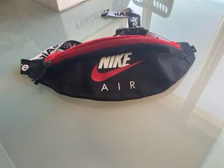 Riñonera Nike Air negra y roja