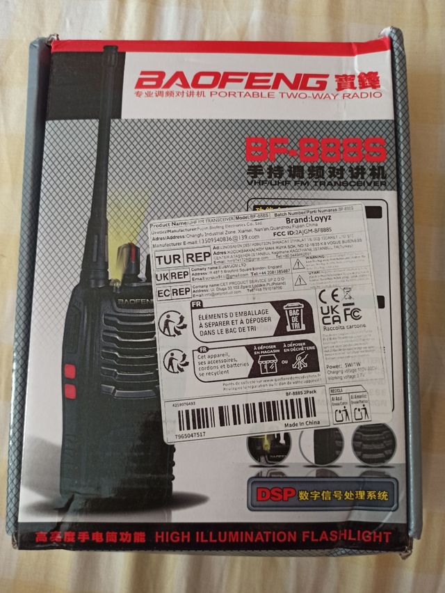 Baofeng BF-888S walkie talkies con auriculares.
