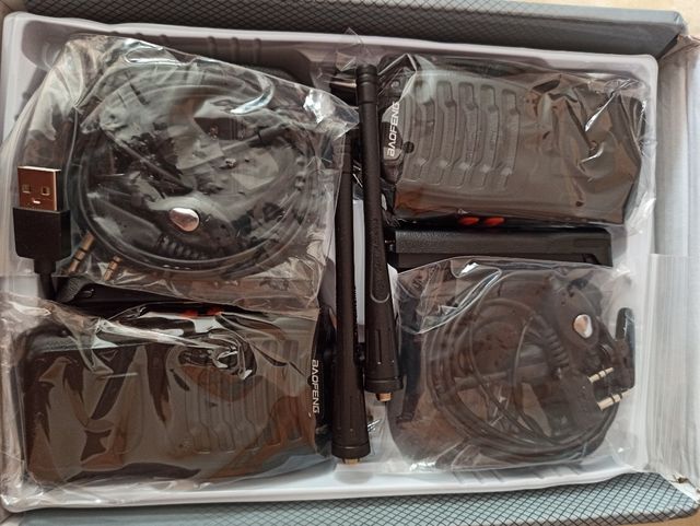 Baofeng BF-888S walkie talkies con auriculares.