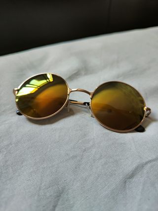 Gafas de sol redondas doradas