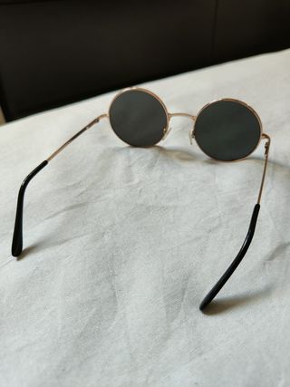 Gafas de sol redondas doradas