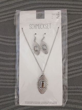 Collar y pendientes plateados