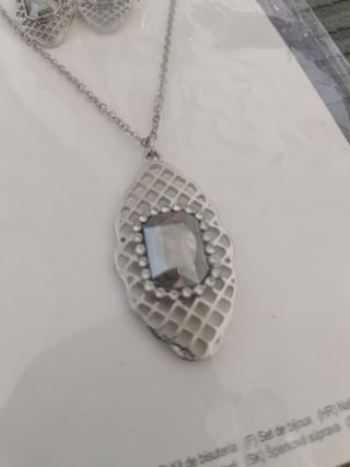 Collar y pendientes plateados