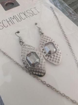 Collar y pendientes plateados