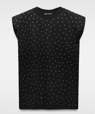 Camiseta negra Zara con pedrería