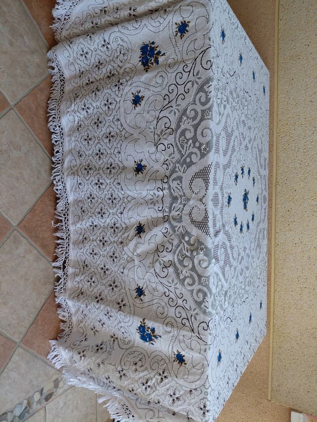 Mantel bordado blanco y azul 2m×220