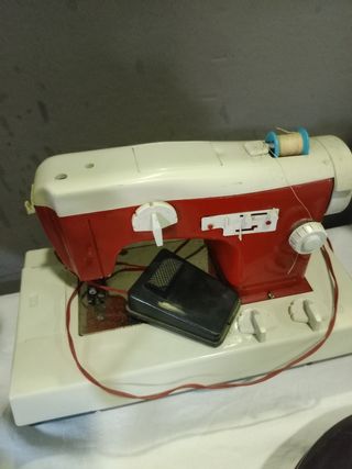 Giocattoli antichi: camion dei pompieri e macchina da cucire