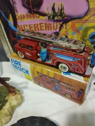 Giocattoli antichi: camion dei pompieri e macchina da cucire