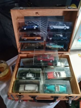 Giocattoli antichi: camion dei pompieri e macchina da cucire