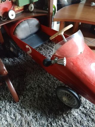 Giocattoli antichi: camion dei pompieri e macchina da cucire