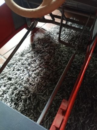 Giocattoli antichi: camion dei pompieri e macchina da cucire