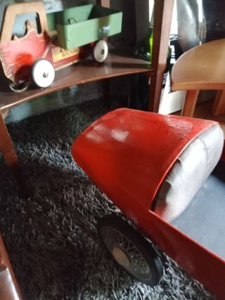 Giocattoli antichi: camion dei pompieri e macchina da cucire