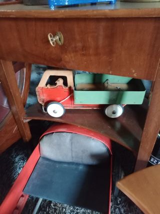 Giocattoli antichi: camion dei pompieri e macchina da cucire