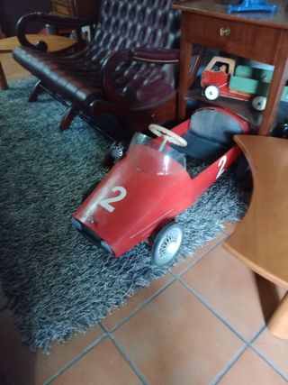 Giocattoli antichi: camion dei pompieri e macchina da cucire