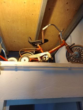 Giocattoli antichi: camion dei pompieri e macchina da cucire