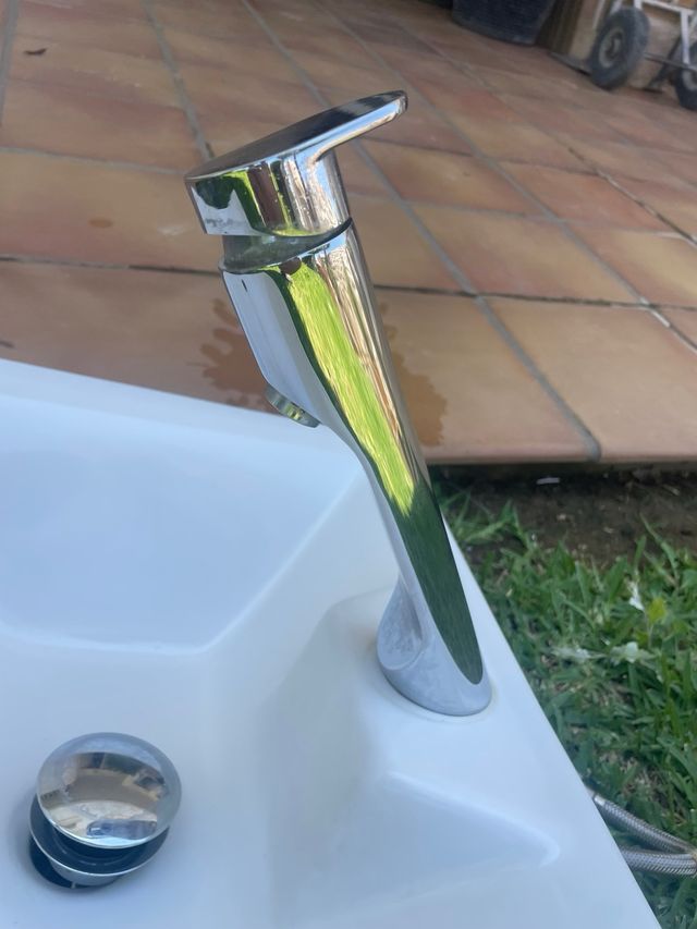 Lavabo y grifo porcelana