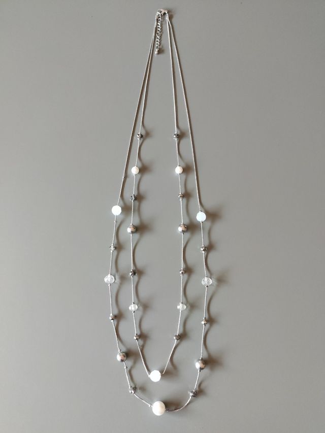 Collana doppia in metallo e perline in plastica