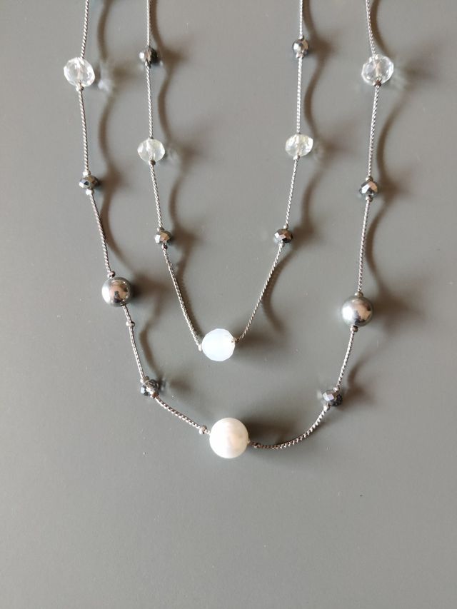 Collana doppia in metallo e perline in plastica