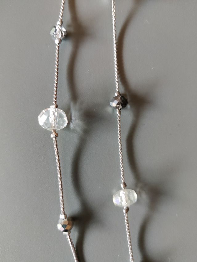 Collana doppia in metallo e perline in plastica