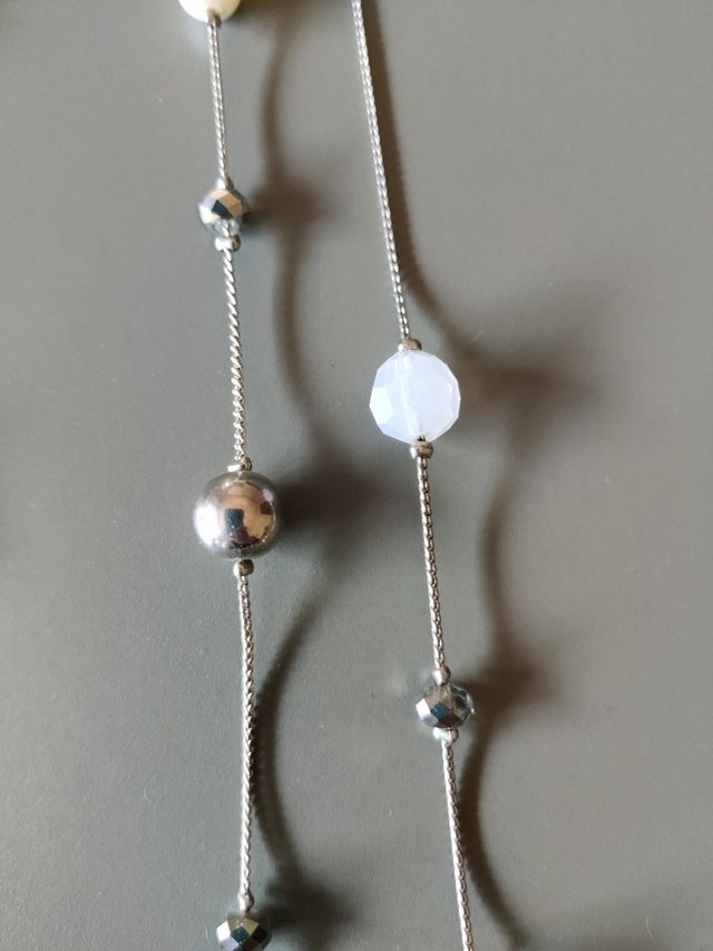 Collana doppia in metallo e perline in plastica