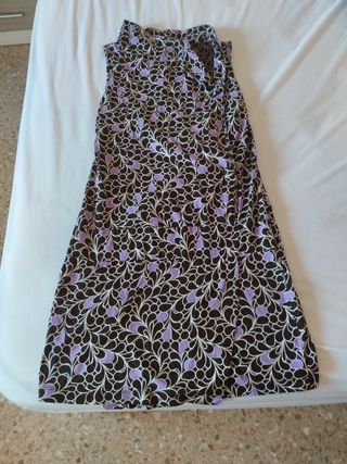 Vestido corto marrón y morado.