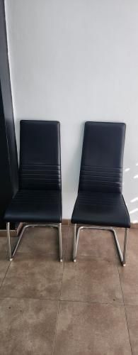 2 sillas negras