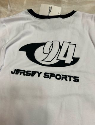 Jersey rojo & camiseta blanca