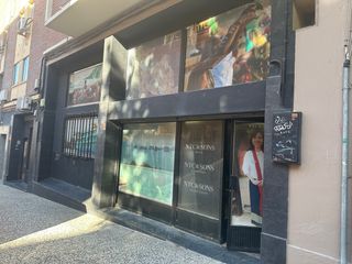 Local comercial c/Lapuyade. Impecable. 2 plantas.