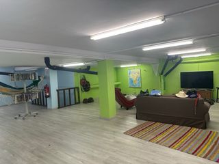 Local comercial c/Lapuyade. Impecable. 2 plantas.
