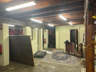 Local comercial c/Lapuyade. Impecable. 2 plantas.