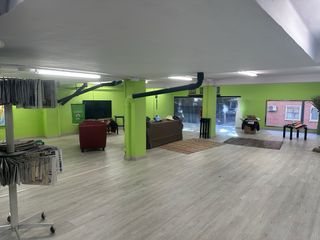 Local comercial c/Lapuyade. Impecable. 2 plantas.