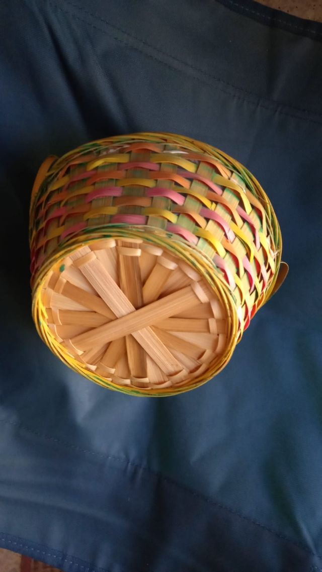 Antico cestino in vimini multicolore