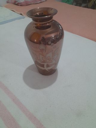 Jarrón dorado con diseño floral