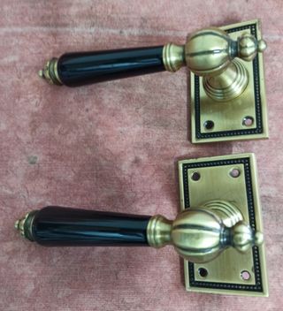 DOS MANIVELAS TIRADORES PUERTAS BRONCE Y BAQUELITA