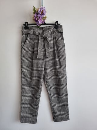 Pantaloni a quadri grigi e neri