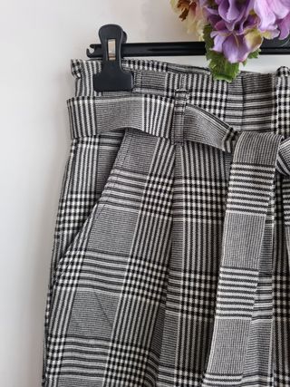 Pantaloni a quadri grigi e neri