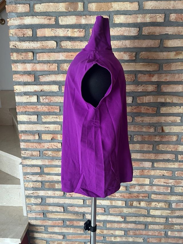 Camiseta morada cuello alto