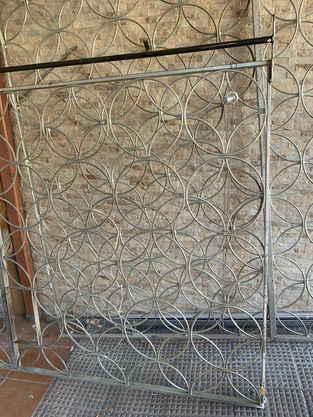 2 Rejas metálicas para jardín y una puerta