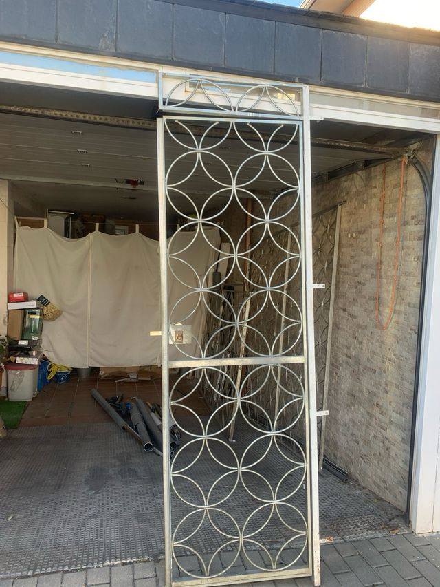 2 Rejas metálicas para jardín y una puerta
