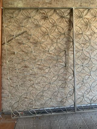 2 Rejas metálicas para jardín y una puerta