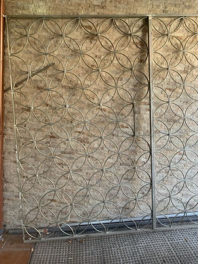 2 Rejas metálicas para jardín y una puerta