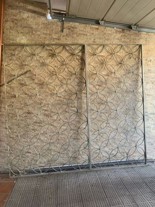 2 Rejas metálicas para jardín y una puerta