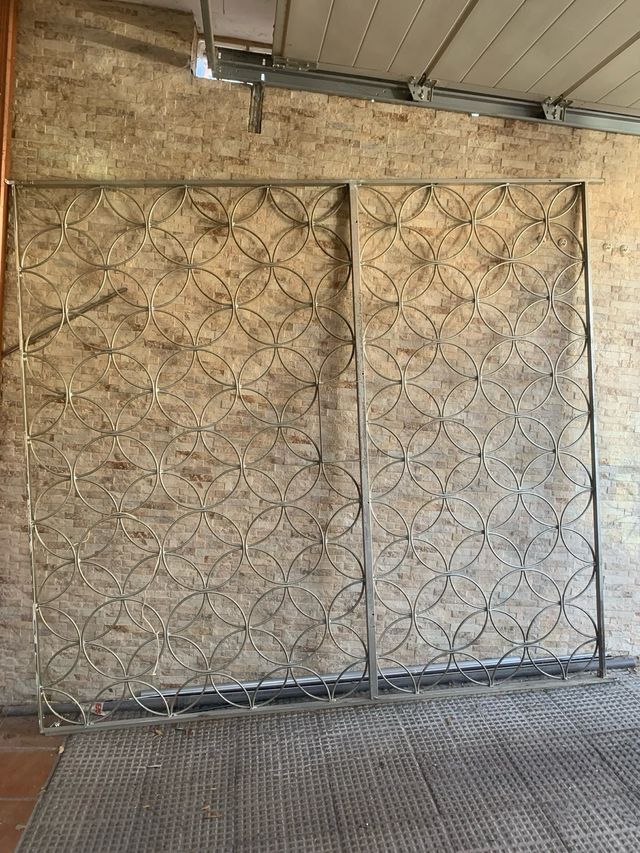 2 Rejas metálicas para jardín y una puerta
